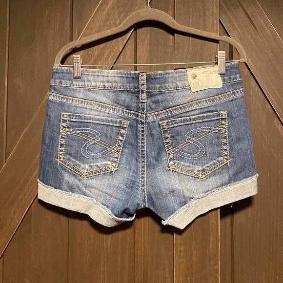 Silver Size 29 Toni 3 1/2 jean shorts - Picture 3 of 6